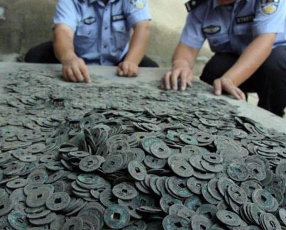 Phong tỏa khẩn cấp, thu giữ ‘kho báu’ nặng 4 tấn chứa 200.000 vật thể quý - ảnh 1