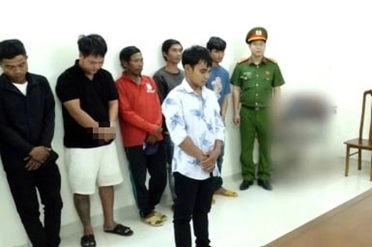 Khởi tố 7 đối tượng đào bới xác heo đã bị tiêu hủy do dịch bệnh, sơ chế đem đi tiêu thụ - ảnh 1
