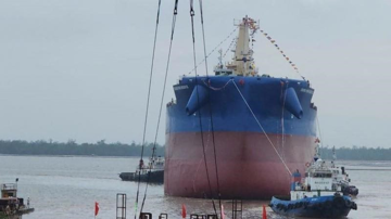 Chính thức hạ thủy tàu hàng tải trọng 65.000DWT lớn nhất cả nước, do hơn 500 kỹ sư, công nhân người Việt Nam tự thiết kế, thi công