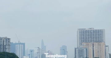 Trời TPHCM mịt mù, sắp có mưa diện rộng