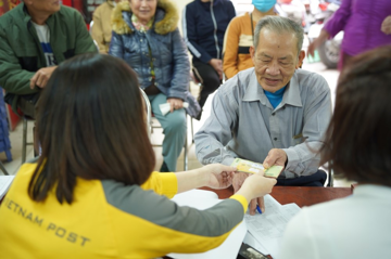 Trước Tết Dương lịch, hàng trăm nghìn người thuộc diện sau sẽ được lĩnh một khoản tiền lớn