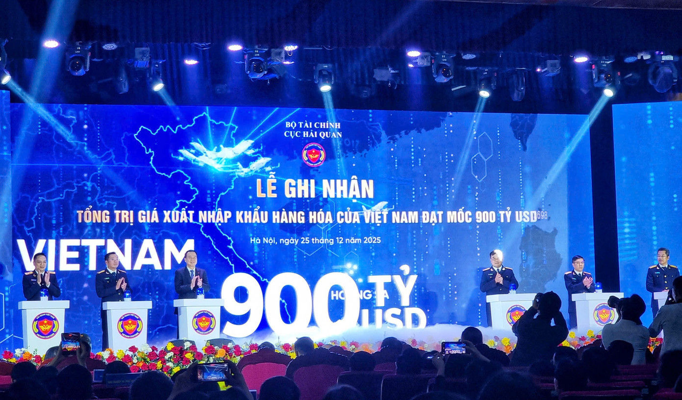 Các đại biểu bấm nút chúc mừng sự kiện xuất nhập khẩu hàng hoá của Việt Nam cán mốc 900 tỷ USD. z7363986370308-eae763a2a3e5f314fa7e4a60b1778278.jpg