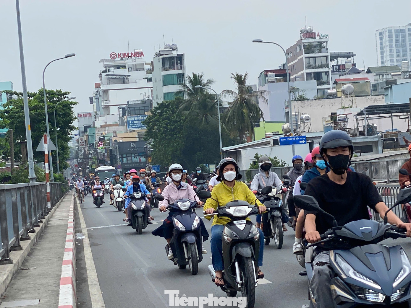 Sương mù gia tăng, người dân TPHCM đeo khẩu trang khi di chuyển trên đường. Ảnh ghi nhận tại khu vực cầu chữ Y. tp-mu-2.jpg