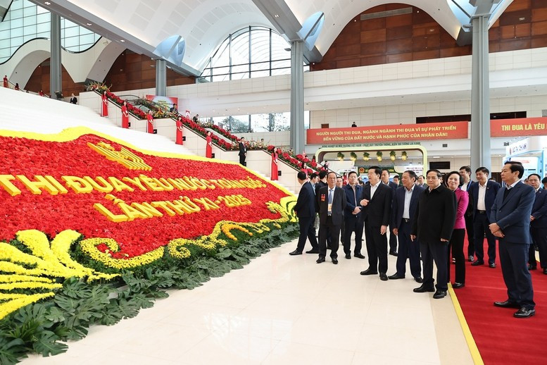 Thủ tướng Chính phủ Phạm Minh Chính kiểm tra công tác chuẩn bị và tổng duyệt chương trình Đại hội Thi đua yêu nước toàn quốc lần thứ XI. Ảnh: VGP. tienphong-2612thutuong1.jpg