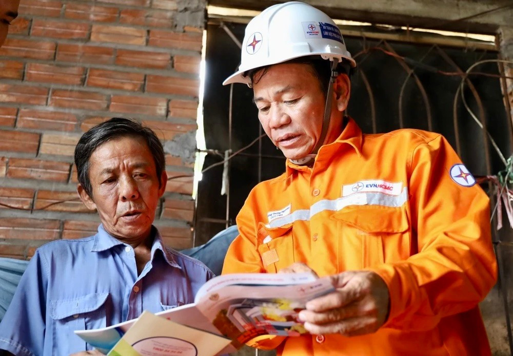 Việc giá điện liên tục tăng thời gian qua nhận được nhiều sự quan tâm của người dân. dien.jpg