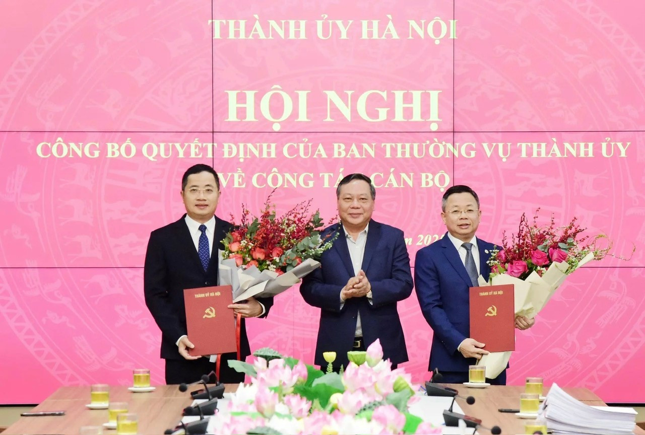 Phó Bí thư Thường trực Thành ủy Hà Nội Nguyễn Văn Phong trao quyết định cho ông Trần Thanh Hà và ông Nguyễn Thành Long. Ảnh: PV. hn1.jpg