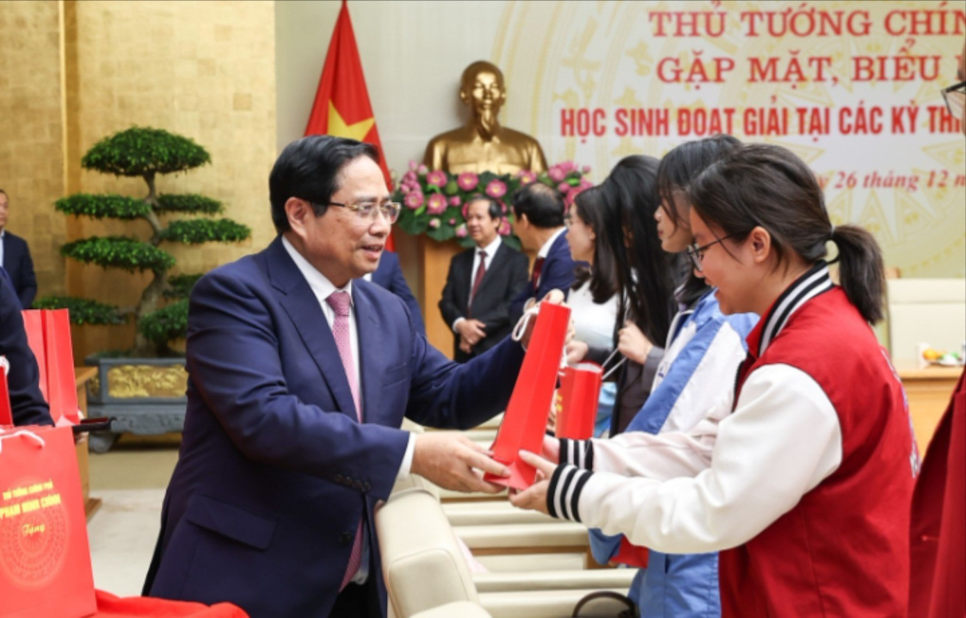 Thủ tướng Phạm Minh Chính tặng quà các em học sinh đoạt giải. Ảnh: VGP 2612gd2-9873.jpg