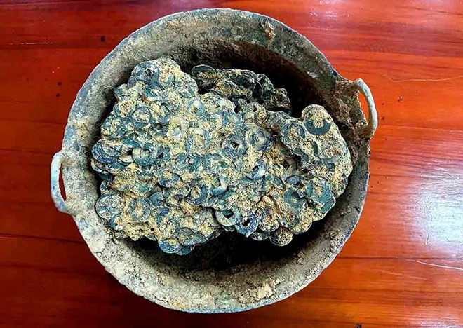 Nông dân Hà Tĩnh đi thu gom phế liệu, bất ngờ phát hiện 15kg tiền nằm sâu dưới lòng đất, cơ quan chức năng nhanh chóng vào cuộc xác minh - ảnh 1