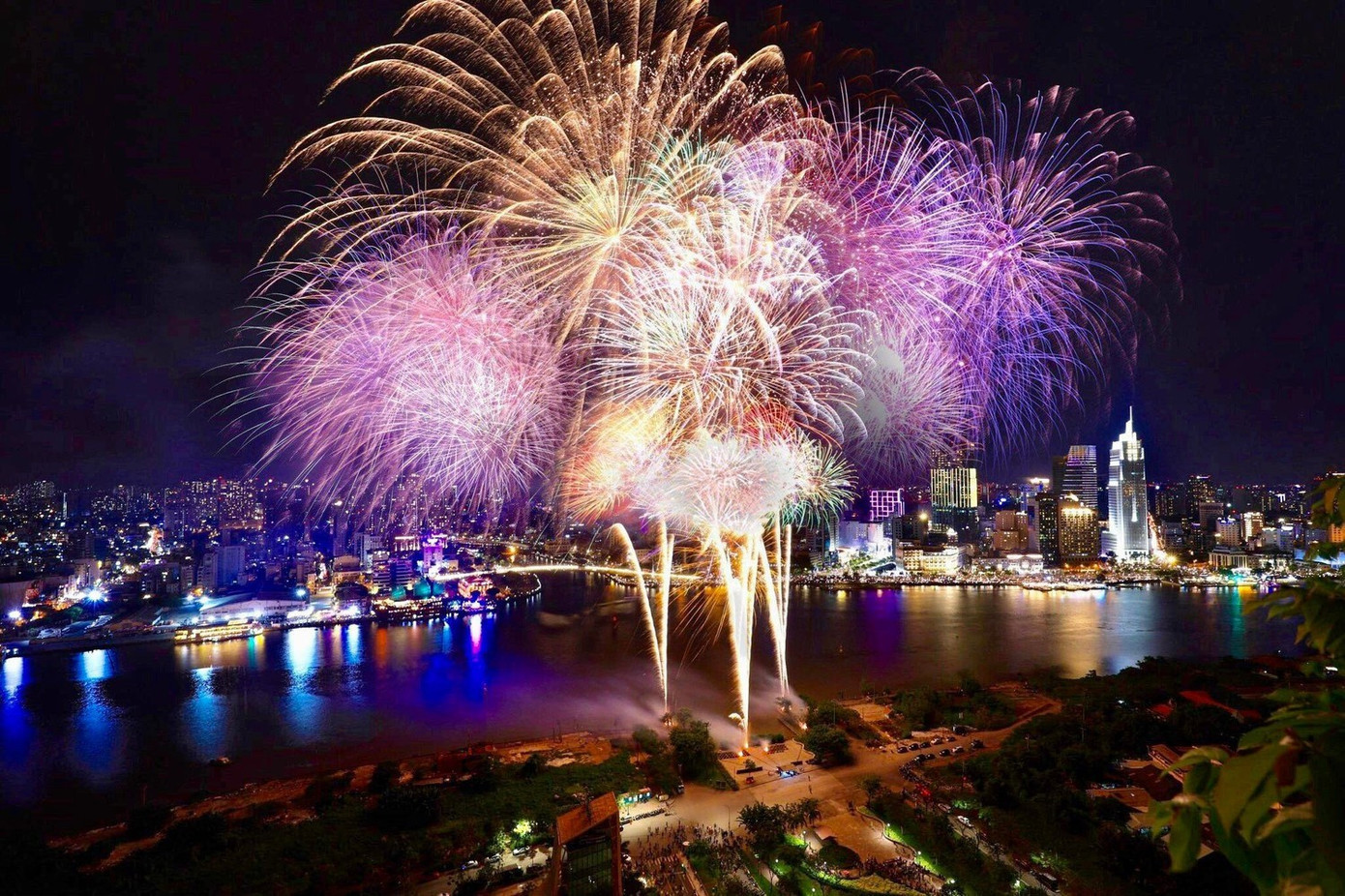 TPHCM tổ chức bắn pháo hoa tại 6 địa điểm chào mừng năm mới 2026. Ảnh: Duy Anh image-8780.jpg