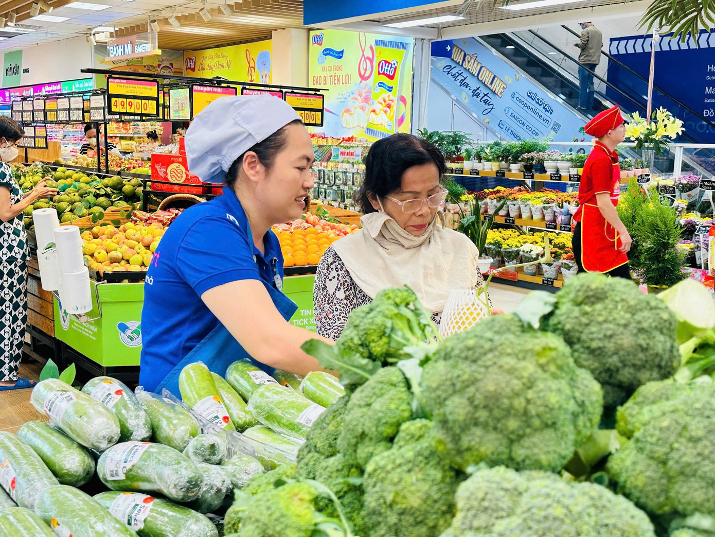 Siêu thị cũng áp dụng nhiều chương trình khuyến mãi với mặt hàng rau xanh, thực phẩm tươi sống gio-hang-thuc-pham-tuoi-song-giam-2030-tai-coopmart-la-luc-do-quan-trong-giup-nguoi-dan-tiet-giam-chi-tieu-dip-cuoi-nam-1.jpg