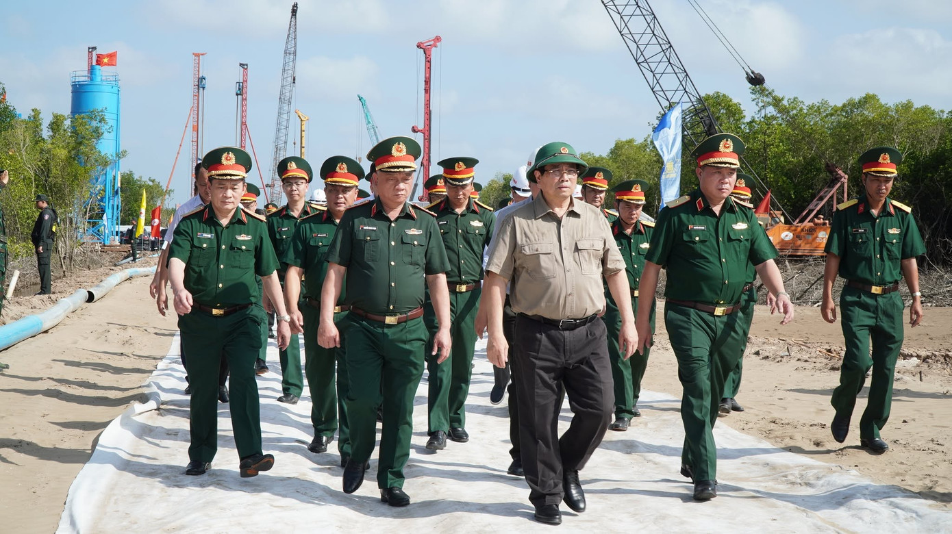 Thủ tướng Phạm Minh Chính kiểm tra tiến độ triển khai dự án cao tốc Cà Mau - Đất Mũi và tuyến đường ra đảo Hòn Khoai. 605231144-1423914676017796-8109969984701023168-n.jpg