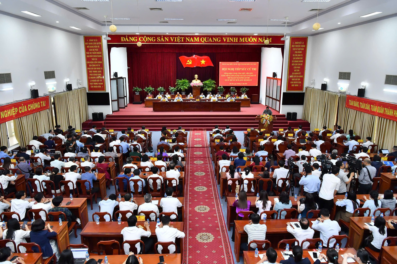 Quang cảnh hội nghị. z7373926547483-3bb63c5c3ca1f917e945e5de0e9bed29.jpg