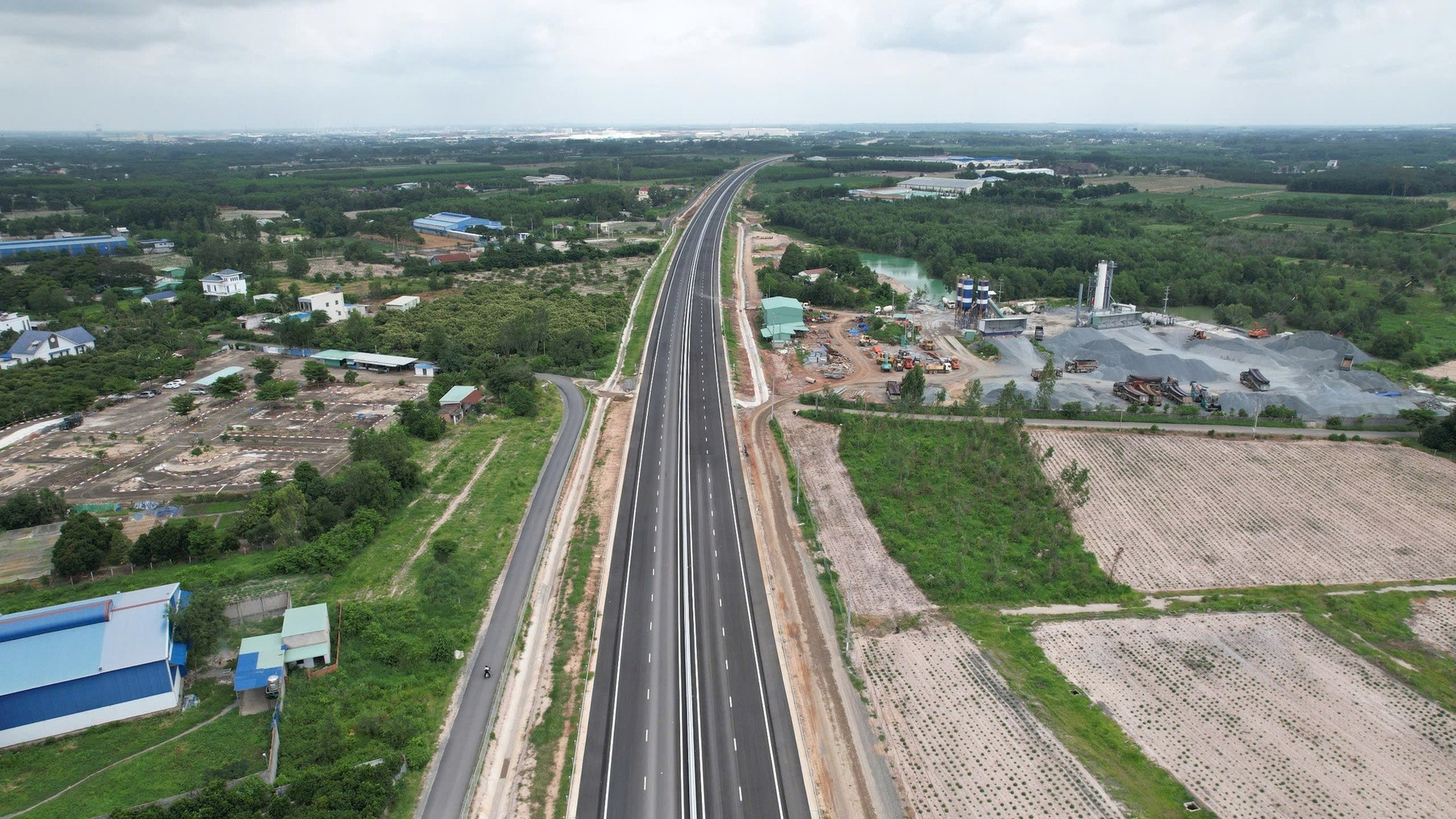 Cao tốc gần 18.000 tỷ kết nối Đông Nam Bộ tăng vốn, mở nút giao vào cảng nước sâu lớn nhất Việt Nam- Ảnh 1.