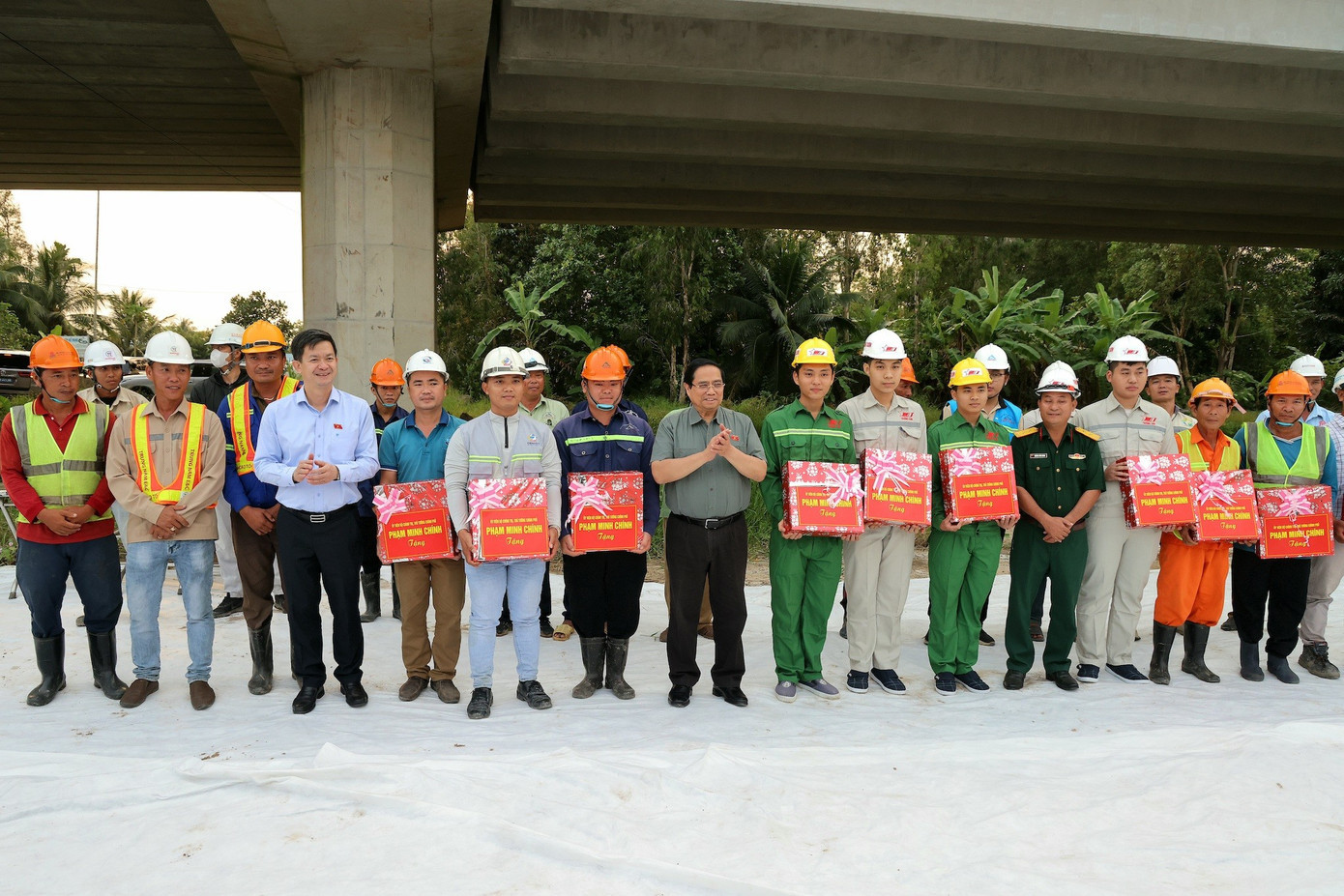 Thủ tướng Phạm Minh Chính thăm hỏi, động viên và tặng quà công nhân đang thi công trên tuyến cao tốc. Ảnh: M.T z7374217598907-90e7866291500b4b1ebb5151222abe8a.jpg