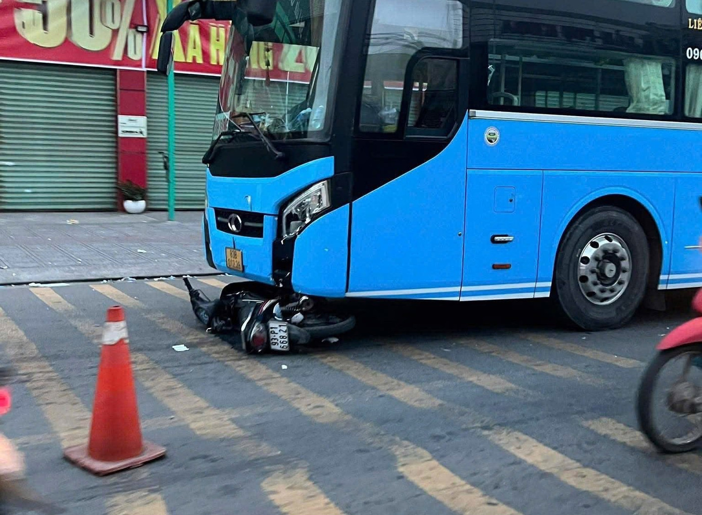 Vụ va chạm giữa ô tô khách và xe máy khiến 1 người tử vong bd.jpg
