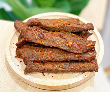Thấy thịt khô bán quá đắt, ông lão 79 tuổi quyết tự làm: Thu về 2 tỷ USD mỗi năm, trở thành 'ông trùm' cung cấp cho toàn nước Mỹ