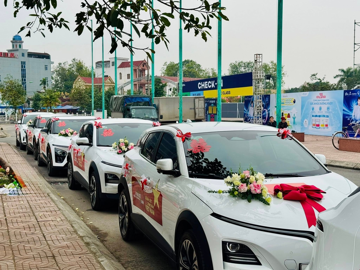 VinFast ‘chơi lớn’ trong mùa cưới, tài trợ toàn bộ xe rước dâu cho 11 cặp vợ chồng công nhân tại Nghệ An