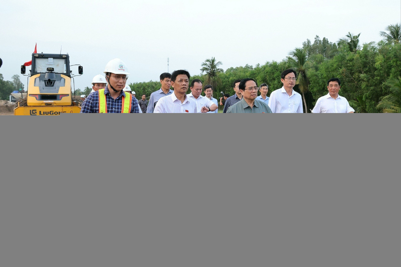Thủ tướng Phạm Minh Chính cùng đoàn công tác đi kiểm tra tuyến cao tốc Châu Đốc - Cần Thơ - Sóc Trăng, chiều 28/12. z7374217844940-2769c1d7a1e7129a0e493bfd1b989352-7441.jpg
