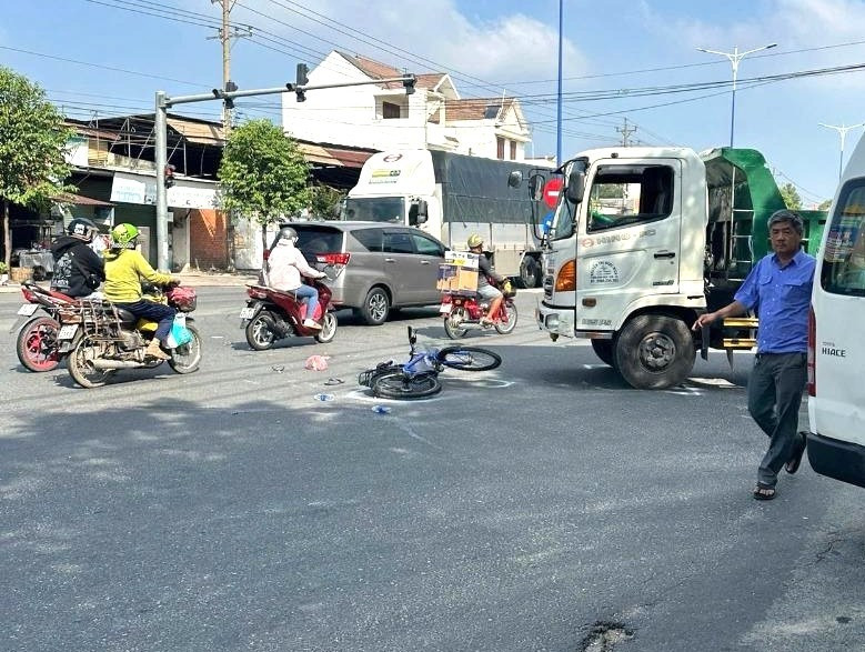 Vụ tai nạn giữa ô tô ben và xe máy làm 1 người tử vong bd-3-7051.jpg