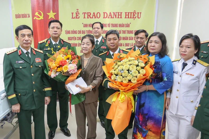 Trao tặng danh hiệu Anh hùng LLVTND cho Đại tướng Lê Văn Dũng - ảnh 1