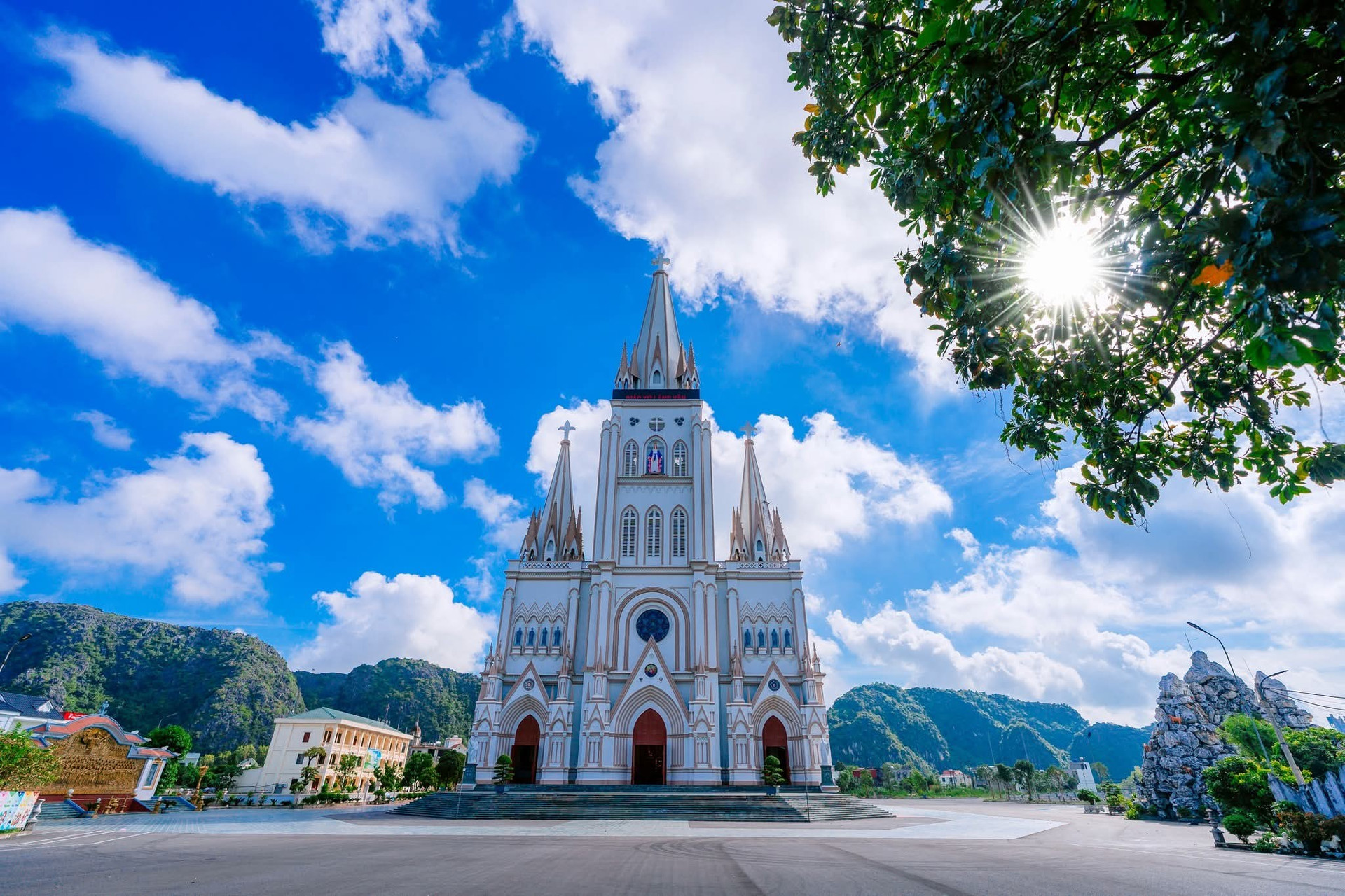 Chỉ 5 ngày nữa, chính thức khánh thành thánh đường lớn nhất Việt Nam: Tháp chuông cao 110m, sở hữu tầng hầm sâu 15m với sức chứa 800 người- Ảnh 4. Chỉ 5 ngày nữa, chính thức khánh thành thánh đường lớn nhất Việt Nam: Tháp chuông cao 110m, sở hữu tầng hầm sâu 15m với sức chứa 800 người- Ảnh 4.