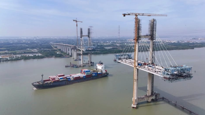 Cây cầu dây văng có tĩnh không cao nhất Việt Nam vừa hoàn thành thêm 1 cột mốc quan trọng- Ảnh 1.