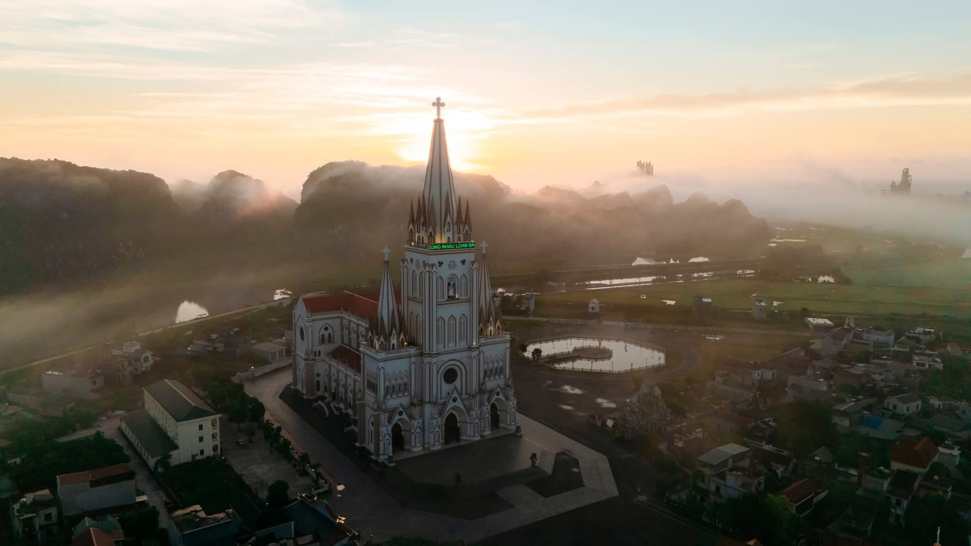 Chỉ 5 ngày nữa, chính thức khánh thành thánh đường lớn nhất Việt Nam: Tháp chuông cao 110m, sở hữu tầng hầm sâu 15m với sức chứa 800 người- Ảnh 2. Chỉ 5 ngày nữa, chính thức khánh thành thánh đường lớn nhất Việt Nam: Tháp chuông cao 110m, sở hữu tầng hầm sâu 15m với sức chứa 800 người- Ảnh 2.