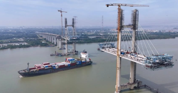 Cây cầu dây văng có tĩnh không cao nhất Việt Nam vừa hoàn thành thêm 1 cột mốc quan trọng