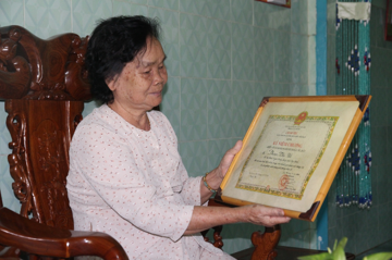 Đề nghị xét tặng danh hiệu Anh hùng LLVTND cho nữ biệt động và 2 Thượng úy