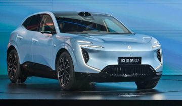 Mẫu SUV ‘cùng chiếu’ với Hyundai Santa Fe giá chỉ hơn 800 triệu: ‘Vút ga’ từ Hà Nội - Huế trong một lần sạc, có 4 tủ lạnh mini cùng công nghệ đi êm ru