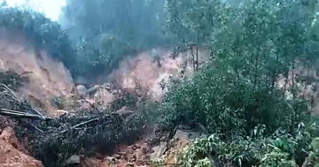 Sạt lở đồi núi ở Chân Mây - Lăng Cô, giao thông ách tắc