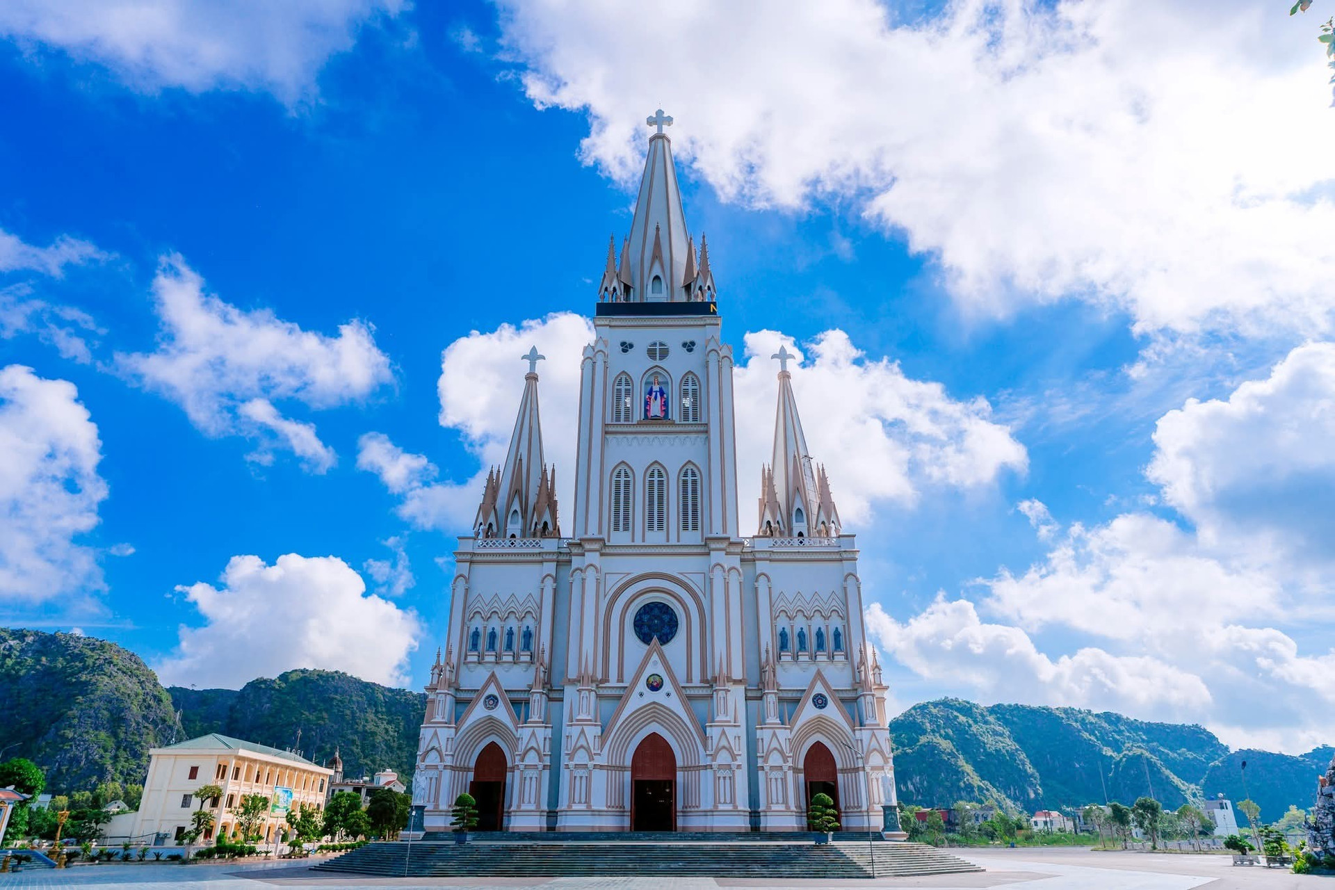 Chỉ 5 ngày nữa, chính thức khánh thành thánh đường lớn nhất Việt Nam: Tháp chuông cao 110m, sở hữu tầng hầm sâu 15m với sức chứa 800 người- Ảnh 7. Chỉ 5 ngày nữa, chính thức khánh thành thánh đường lớn nhất Việt Nam: Tháp chuông cao 110m, sở hữu tầng hầm sâu 15m với sức chứa 800 người- Ảnh 7.