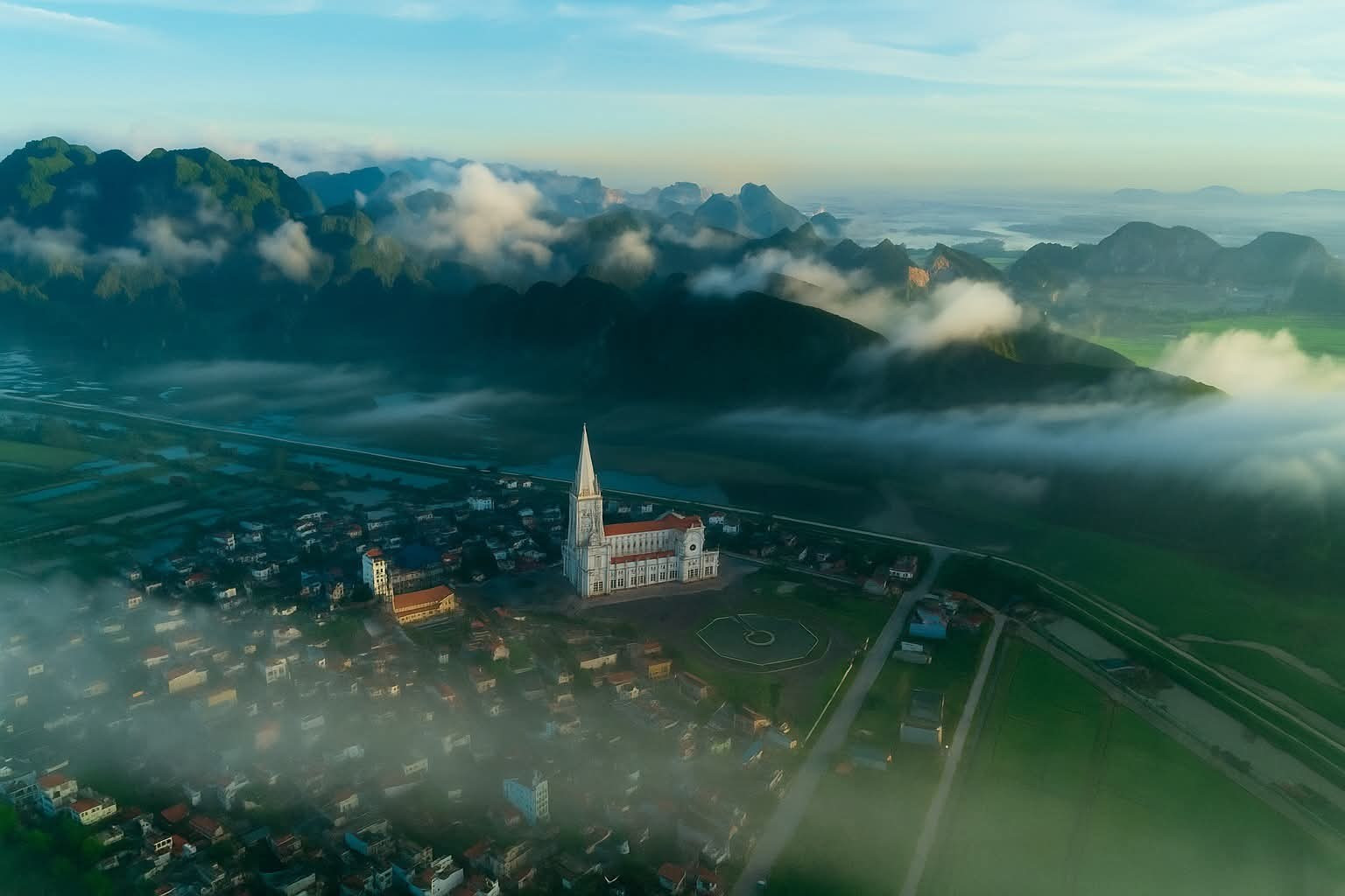 Chỉ 5 ngày nữa, chính thức khánh thành thánh đường lớn nhất Việt Nam: Tháp chuông cao 110m, sở hữu tầng hầm sâu 15m với sức chứa 800 người- Ảnh 1. Chỉ 5 ngày nữa, chính thức khánh thành thánh đường lớn nhất Việt Nam: Tháp chuông cao 110m, sở hữu tầng hầm sâu 15m với sức chứa 800 người- Ảnh 1.