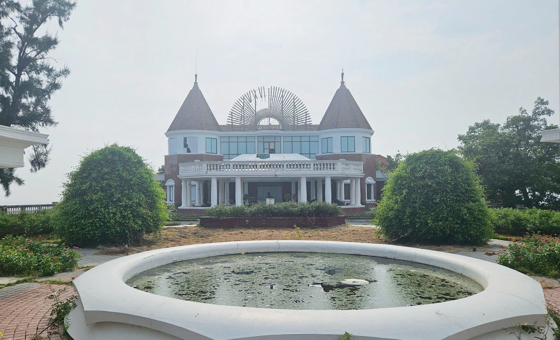 Casino đầu tiên hoạt động hợp pháp tại Việt Nam: Kiến trúc châu Âu với vật liệu xây dựng quý hiếm, nay chìm trong hoang phế- Ảnh 2.