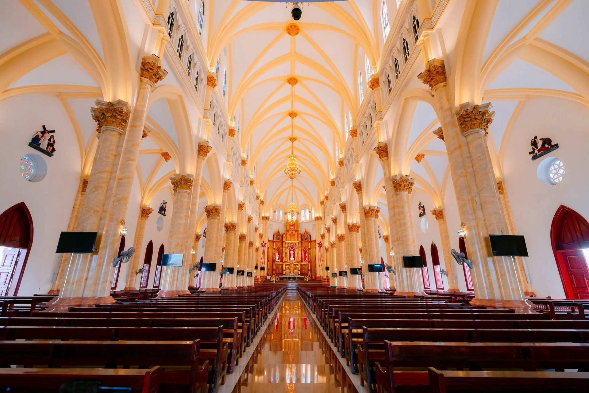 Chỉ 5 ngày nữa, chính thức khánh thành thánh đường lớn nhất Việt Nam: Tháp chuông cao 110m, sở hữu tầng hầm sâu 15m với sức chứa 800 người- Ảnh 3. Chỉ 5 ngày nữa, chính thức khánh thành thánh đường lớn nhất Việt Nam: Tháp chuông cao 110m, sở hữu tầng hầm sâu 15m với sức chứa 800 người- Ảnh 3.