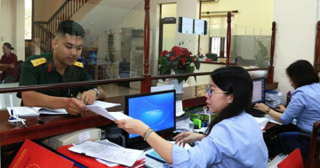 Không có tài khoản ngân hàng, người dân nhận quà Tết ra sao?