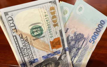 Tỷ giá USD hôm nay 30/12: Ngân hàng giảm nhẹ, thị trường tự do hạ nhiệt