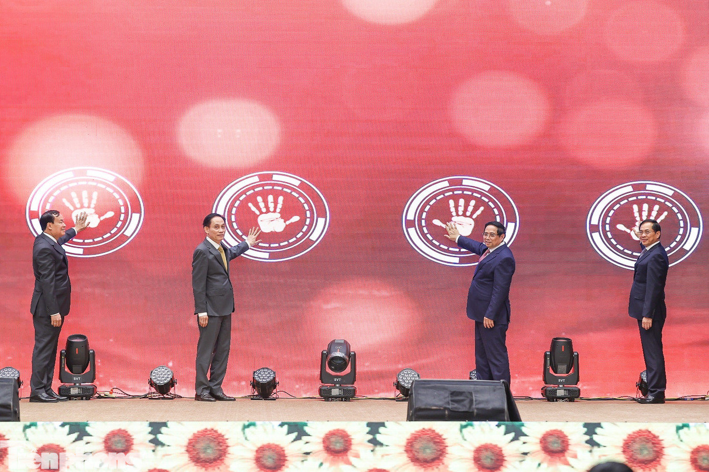 Thủ tướng Phạm Minh Chính, Phó Thủ tướng Bùi Thanh Sơn, Bộ trưởng Ngoại giao Lê Hoài Trung cùng đại diện lãnh đạo các bộ, ngành thực hiện nghi thức khai trương Cơ sở dữ liệu về Điều ước quốc tế. Ảnh: Như Ý tp-bl_a1f78f6011771aea2433e1fc5fbc9577.jpg