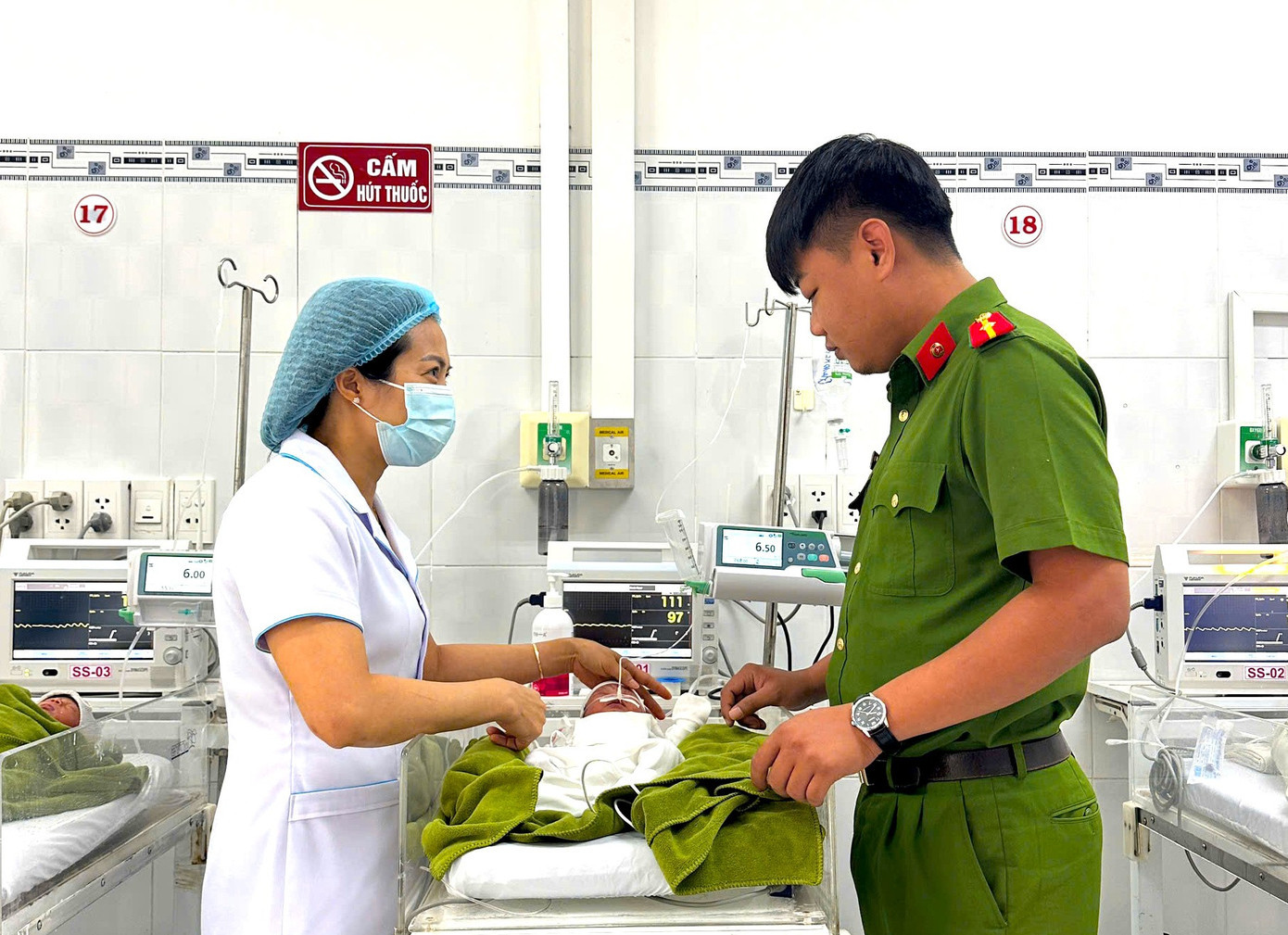 Bé gái sơ sinh trong vụ việc. tien-phong.jpg