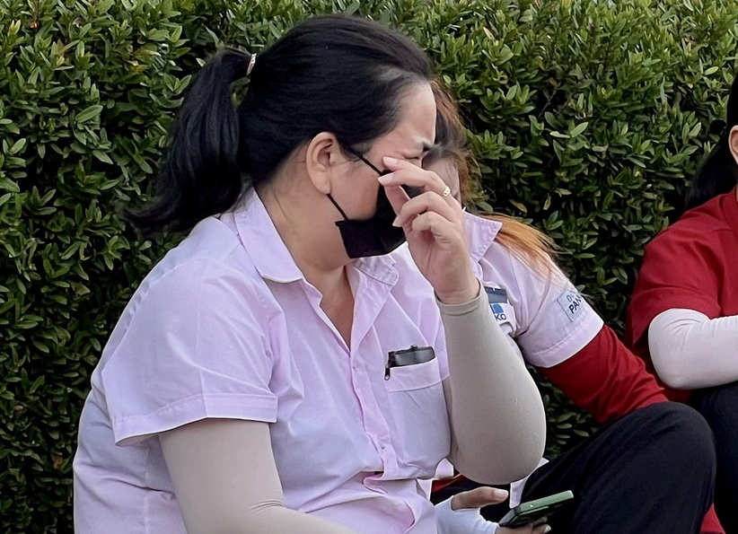Công nhân tại Công ty TNHH Panko Vina buồn bã khi nghe tin nhà máy ngưng hoạt động. cong-nhan-652.png