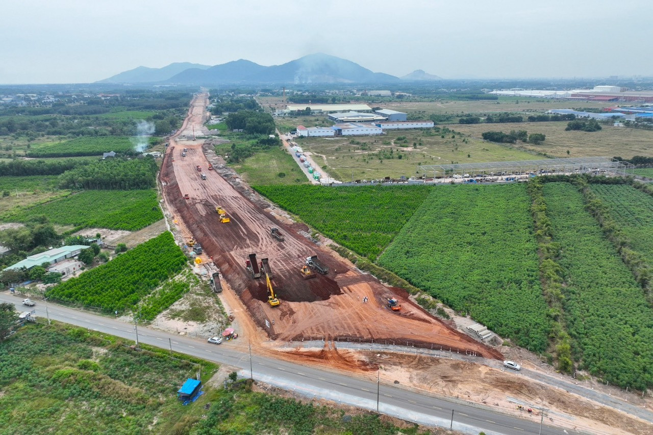 Tuyến cao tốc Biên Hòa - Vũng Tàu. Nguồn ảnh: Báo Người Lao động Tuyến cao tốc Biên Hòa - Vũng Tàu. Nguồn ảnh: Báo Người Lao động