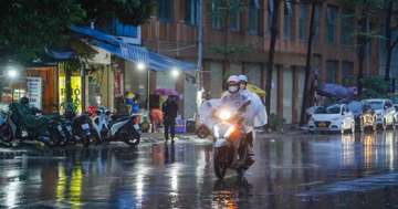 Từ đêm nay, miền Bắc chuyển mưa rào