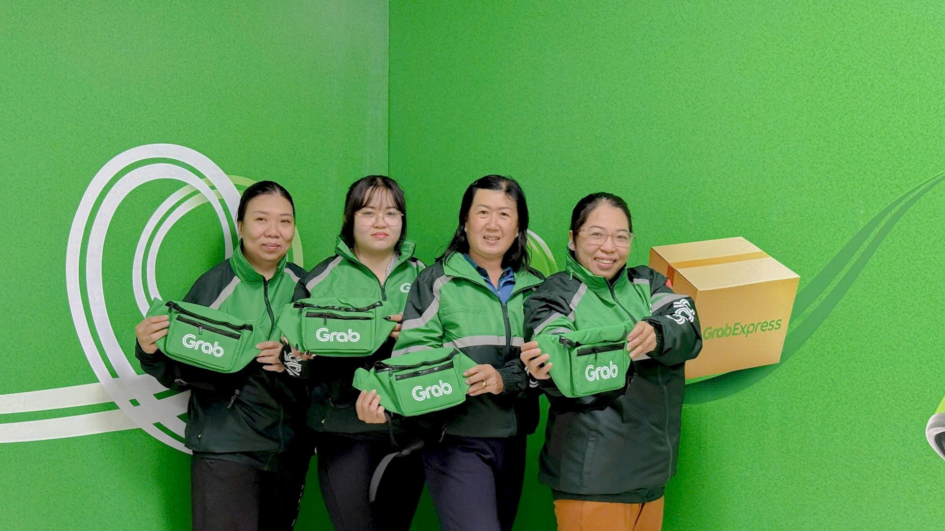 Các nữ đối tác tài xế là một trong những đối tượng được ưu tiên tặng đồng phục mới