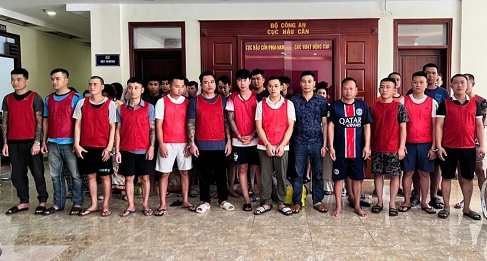 Bộ Công an phá đường dây cho vay lãi 670%/năm: Khởi tố 28 người, tịch thu 9 ô tô, 1 sổ đỏ, 144 CCCD và hơn 200 triệu đồng tiền mặt - ảnh 2