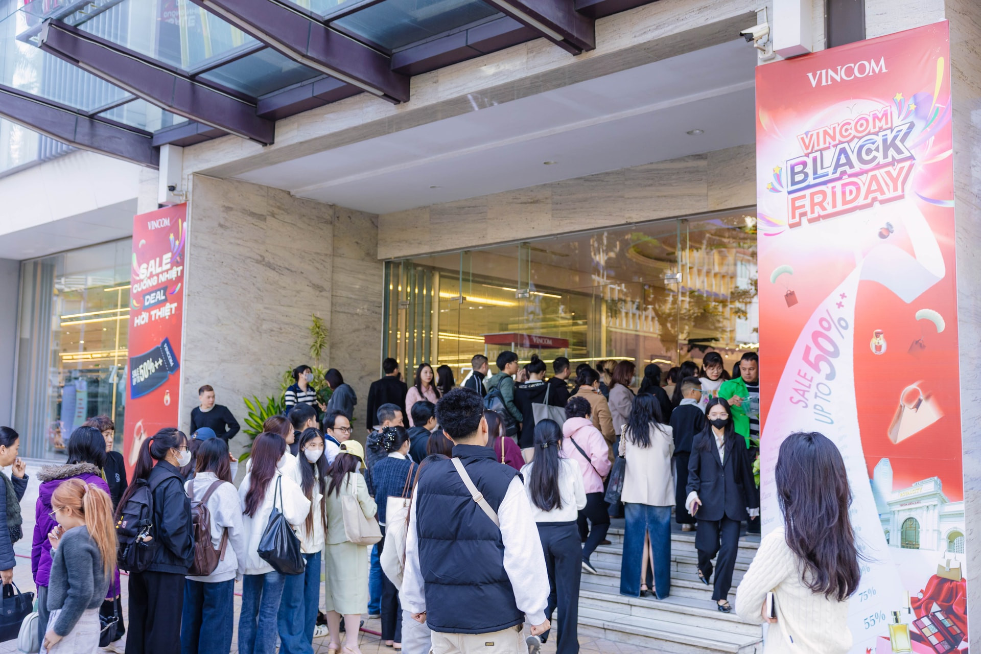 Khách háo hức xếp hàng từ sớm trước Vincom Center Bà Triệu sáng 28/11