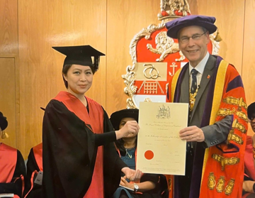 Nữ Thượng tá, Phó Giáo sư của Việt Nam chính thức trở thành thành viên Hiệp hội Phẫu thuật Hoàng gia Anh