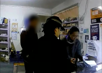 Phong tỏa khẩn cấp xe chở hàng, tịch thu 2 thỏi vàng giấu trong lọ sa tế, trị giá 126 triệu đồng của một người đàn ông