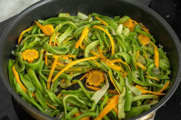 Rau 'nhìn như rơm' nhưng giòn ngon khó cưỡng, giá 600.000 đồng/kg vẫn hút khách sành ăn