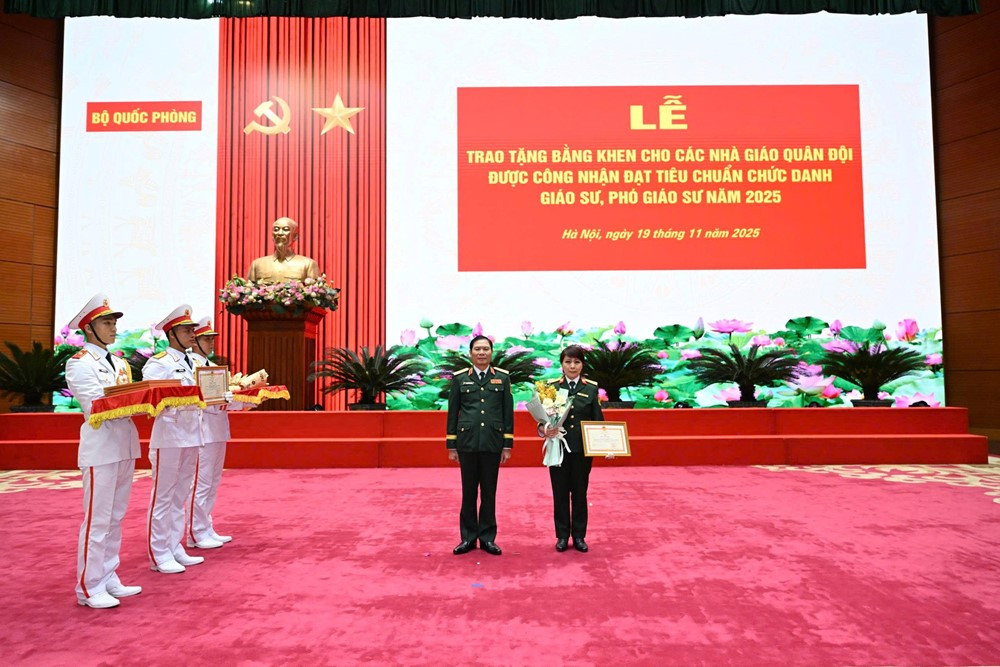 Nữ Thượng tá, Phó Giáo sư của Việt Nam chính thức trở thành thành viên Hiệp hội Phẫu thuật Hoàng gia Anh - ảnh 2