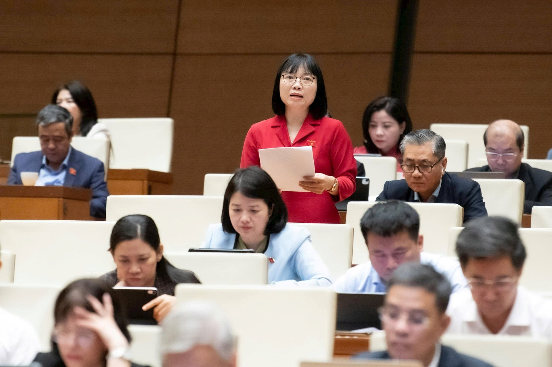 Đại biểu Nguyễn Thị Việt Nga – Đoàn ĐBQH Tp Hải Phòng nêu quan điểm tại phiên họp.